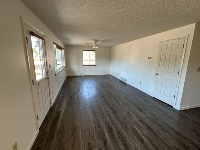 Building Photo - 2 bed 1.5 bath in Corvallis, near schools