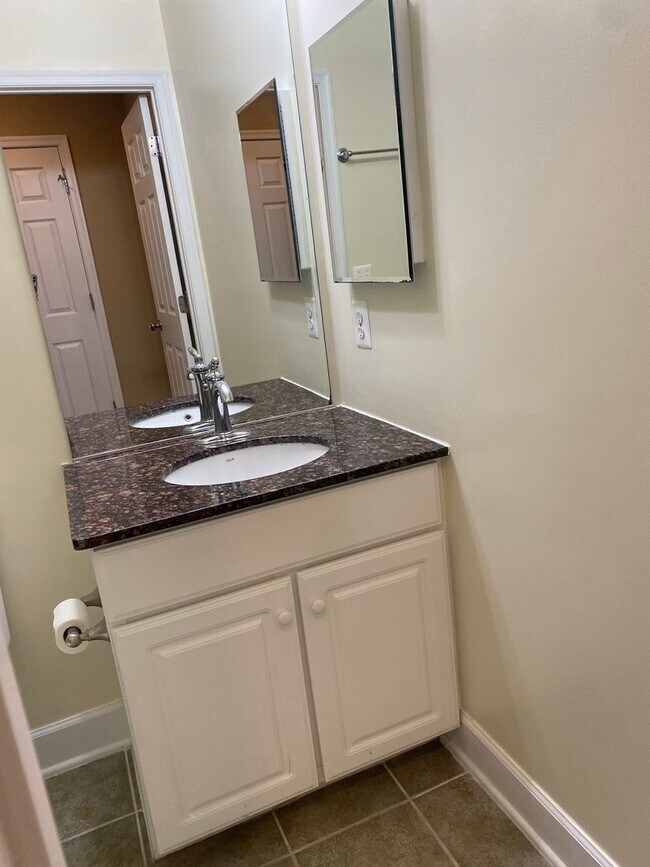 Building Photo - Bright and Spacious End Unit Townhouse in ...