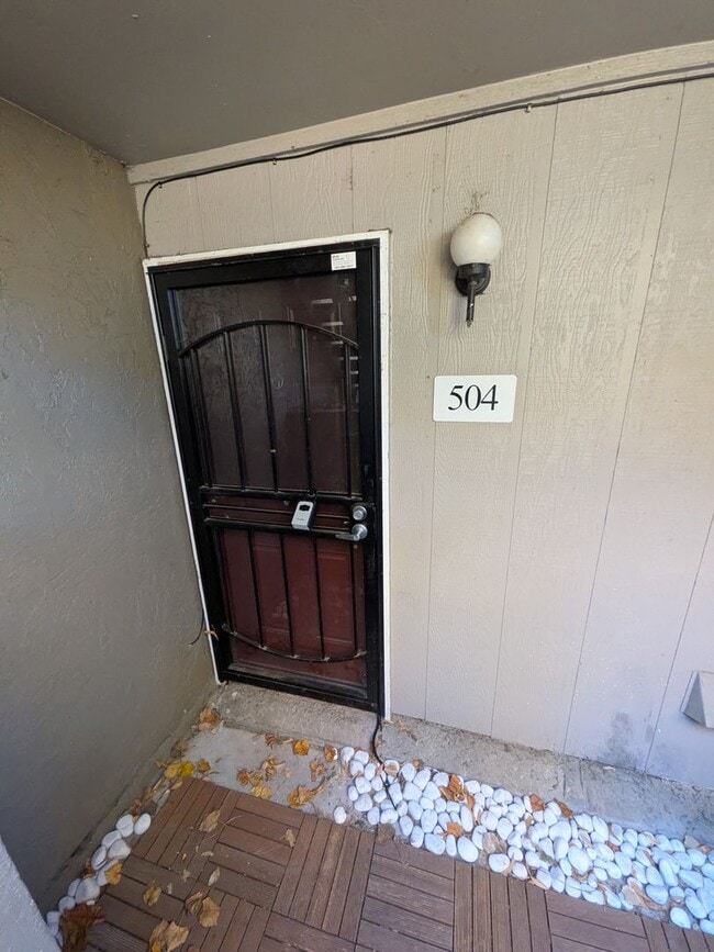 Building Photo - Updated studio living - $500 move-in incen...