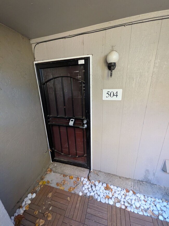 Building Photo - Updated studio living - $500 move-in incentive to qualified applicants