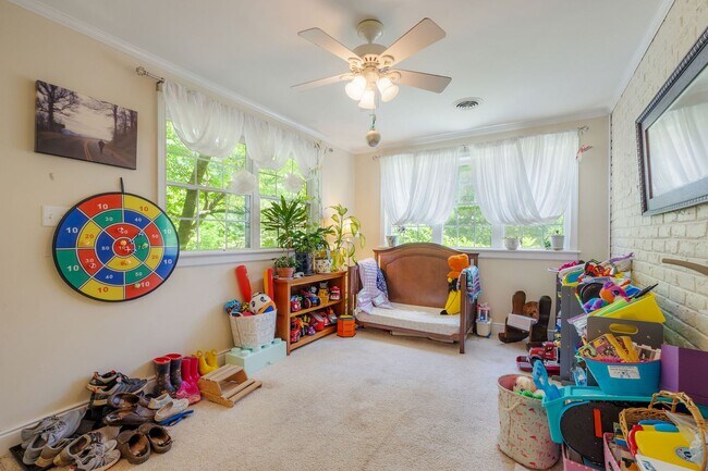 Building Photo - Beautiful Single-Level Home with In-Law Suite and Expansive Yard ***Available Early August 2026***