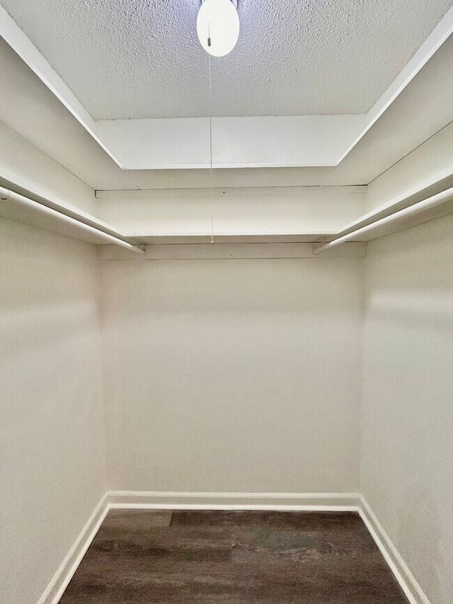 Building Photo - Cute 2-bedroom 1.5 bath duplex in Mid-Town