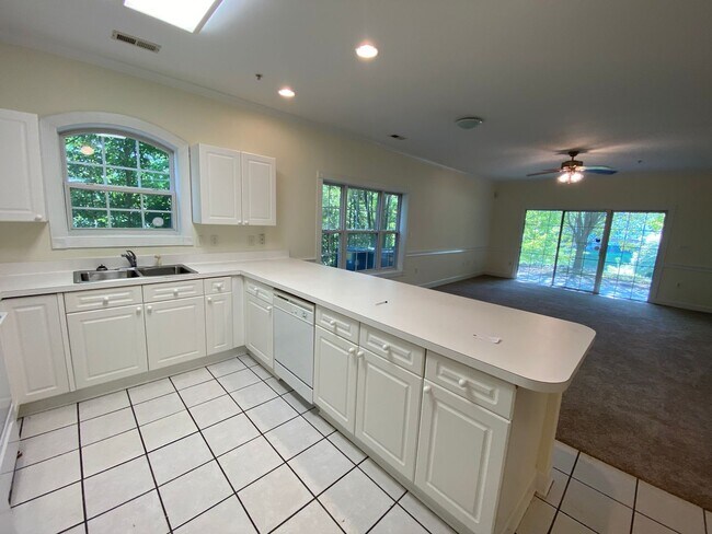 Building Photo - Pristine move in ready Condo located in He...