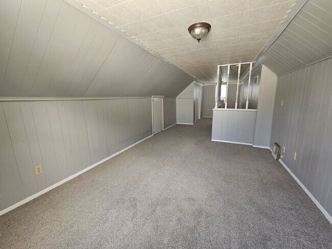 Building Photo - Charming 3-Bedroom Home with Private Yard ...