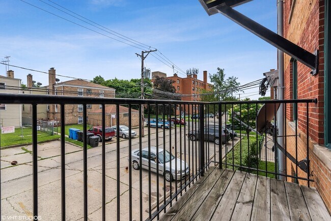Building Photo - 2545 W Catalpa Ave