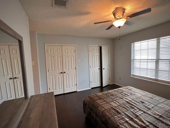 Building Photo - Updated condo at Cobblestone, closet to Campus!
