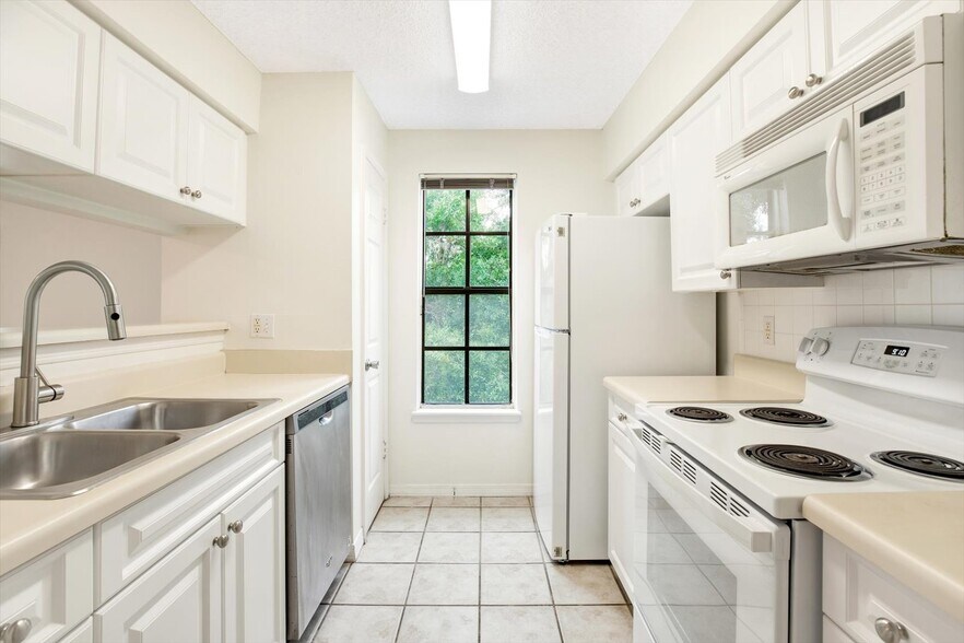 Kitchen w food pantry - 1000 W Horatio St