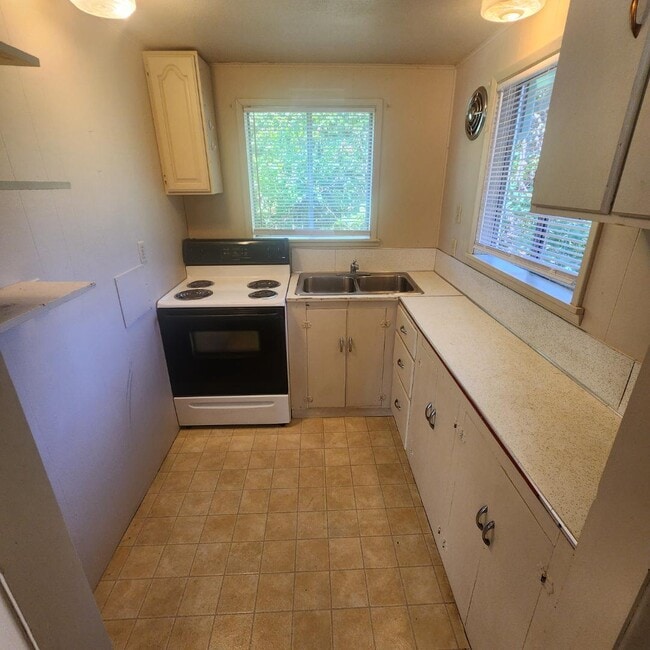 Building Photo - 1260 Pottery Ave