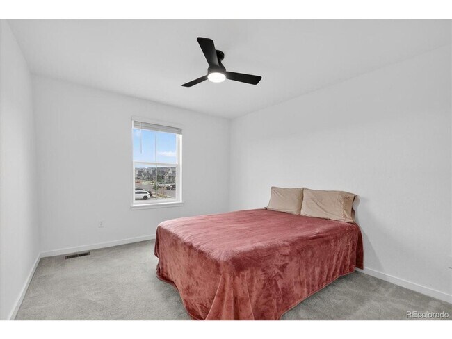 Building Photo - Spacious & Bright, Multi-Level 3BR 3BA in Commerce City w/ Private Yard!