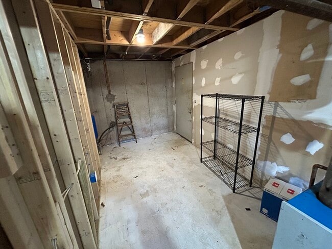 Building Photo - 256 Old Webster Rd