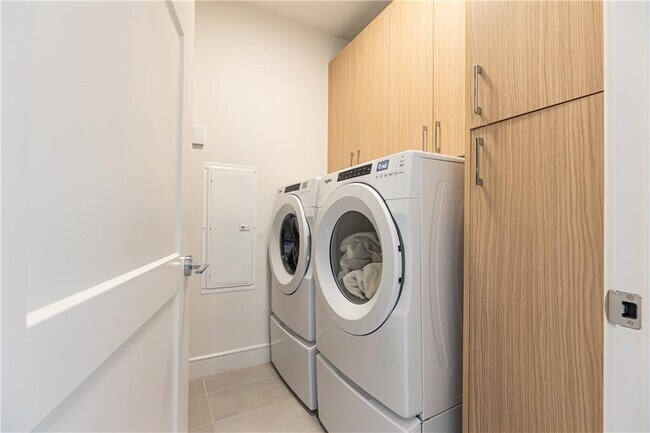 Building Photo - 2425 Peachtree Rd NE