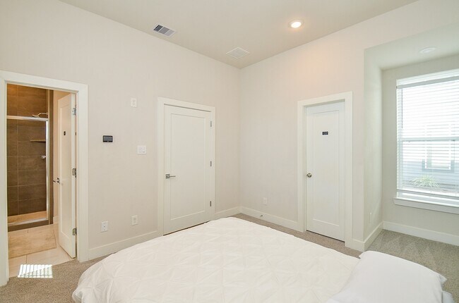 Building Photo - 5811 Fairdale Ln