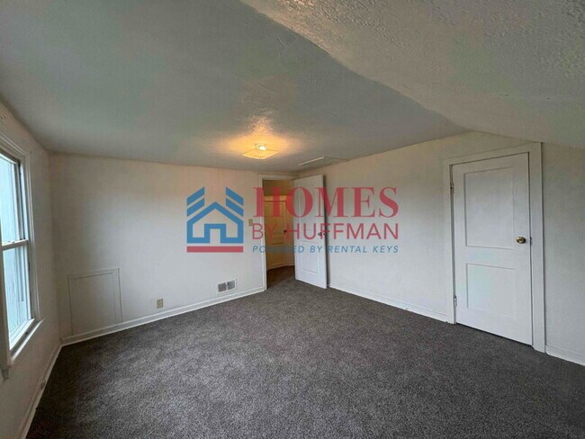 Building Photo - Three Bedroom House | Detached Garage