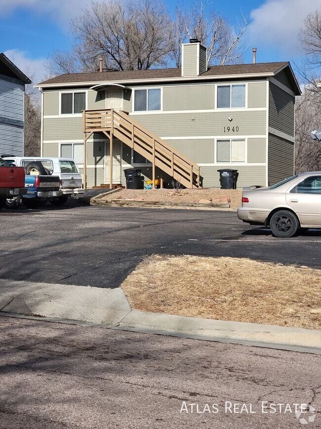 Building Photo - NEWLY RENOVATED 2bed 2bath on the West sid...