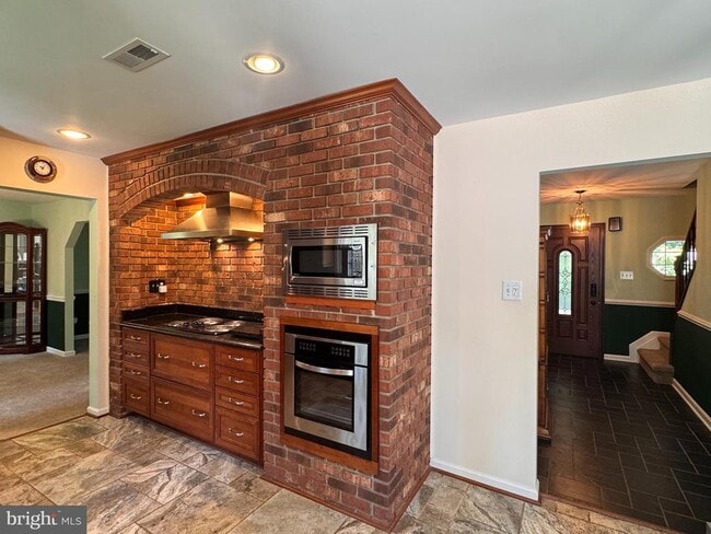 Building Photo - 2026 Admiral Dr