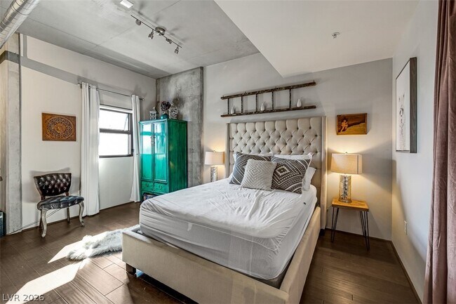 Building Photo - 353 E Bonneville Ave