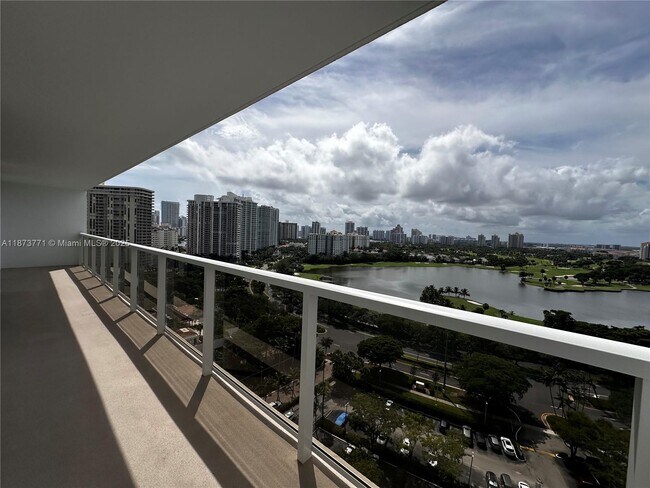 Building Photo - 3731 N Country Club Dr