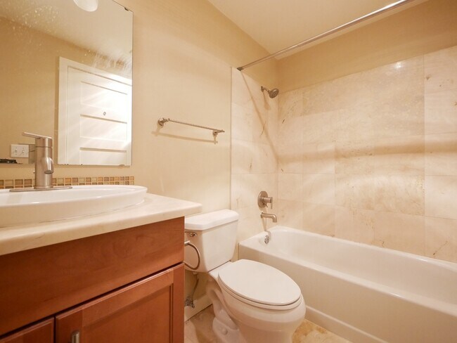 Building Photo - Exceptional Condo in Capitol Hill Available for Rent!