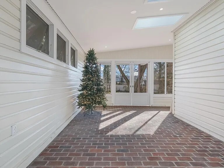 Indoor/Outdoor Room - 324 Maple Ave
