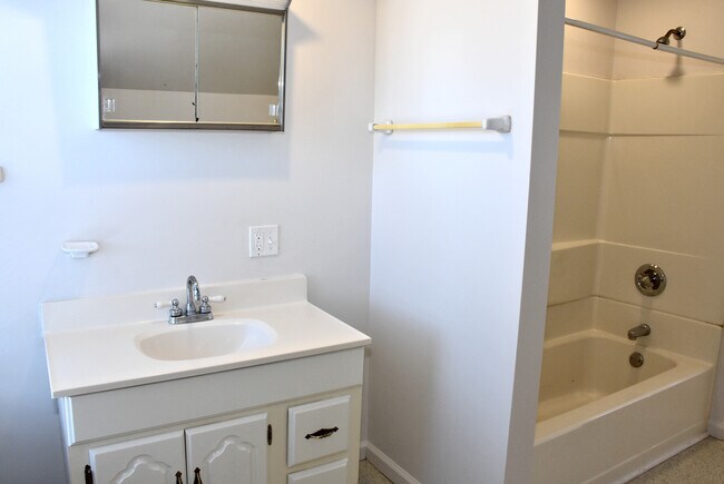 Building Photo - 352 Randolph St