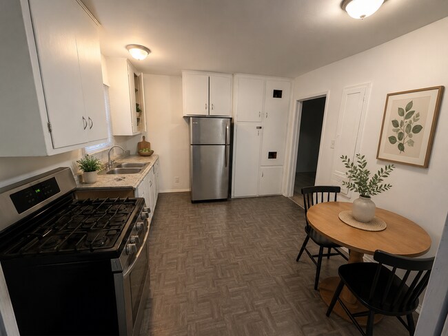 Building Photo - 537 W Colden Ave