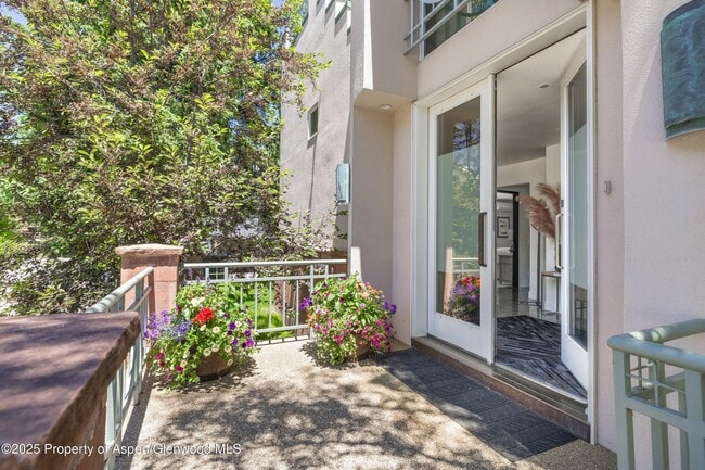 Building Photo - 120 S Spring St