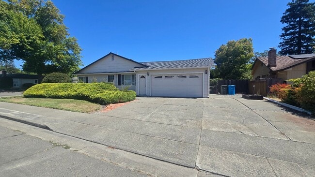 Building Photo - Unique Opportunity for a Freshly Updated H...