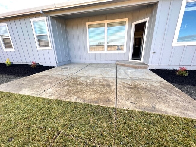 Building Photo - 3021 NW Mount Thielsen Dr