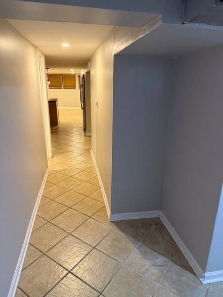 Building Photo - 2727 N Artesian Ave