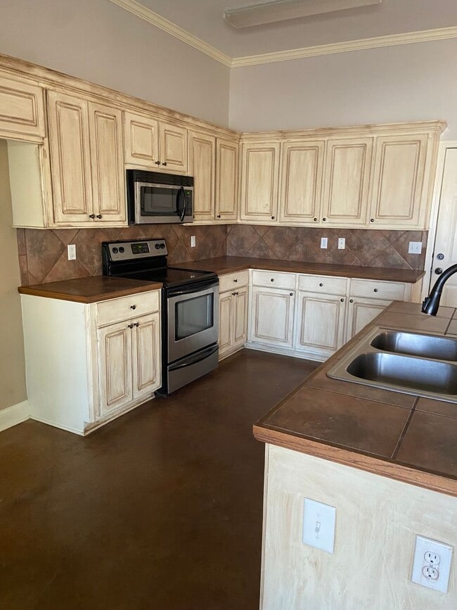 Building Photo - A must have in Canton, MS!!