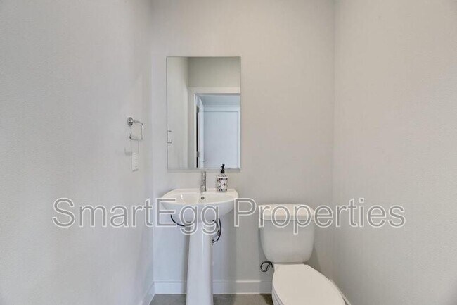 Building Photo - 801 N Bluff Dr