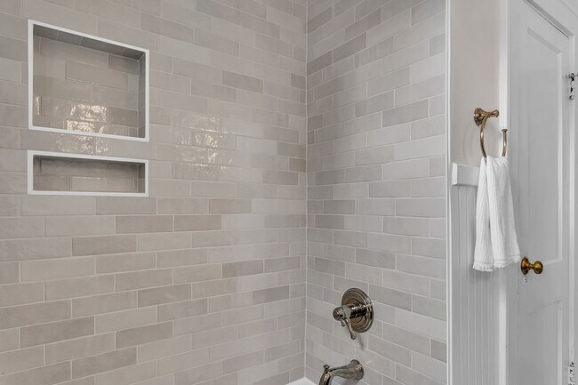 Building Photo - Completely Renovated Charming - 3 bedroom 2 bathroom home - 1108 Bonventure Rd, Savannah GA