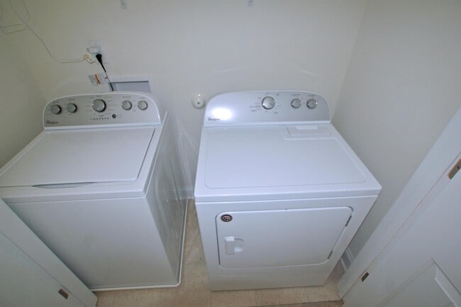 Building Photo - 135 Polaris Ave