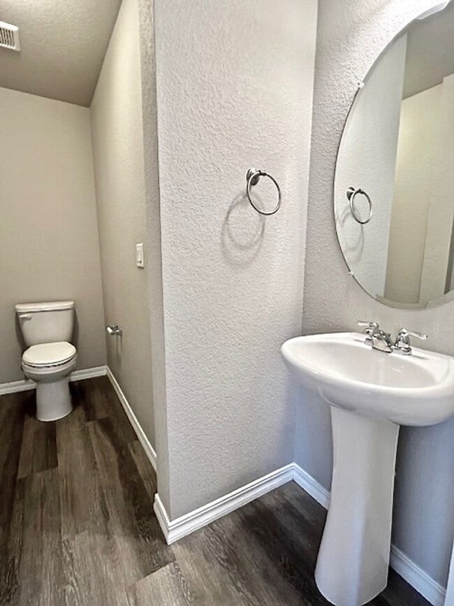 Building Photo - 5 Bedroom Home Close to Downtown Monument!!