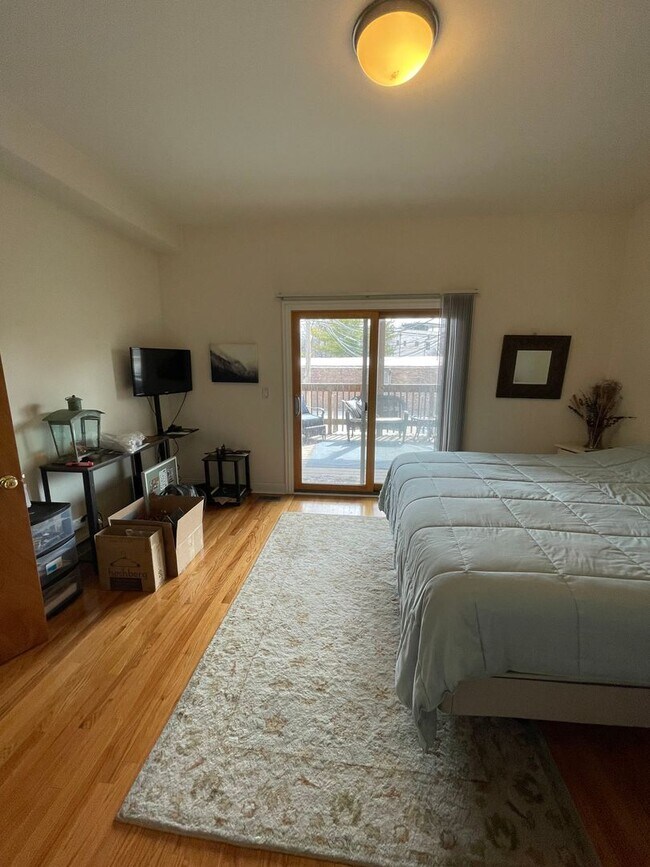 Building Photo - Very Spacious 5 BR/3 BA Duplex in Lincoln ...