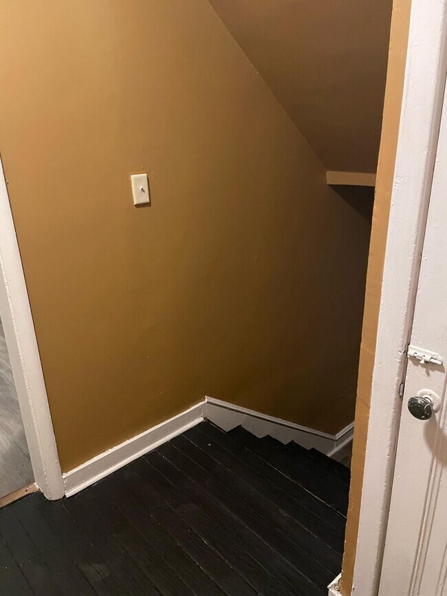 Building Photo - Section 8 Welcomed Large 2 Bedroom