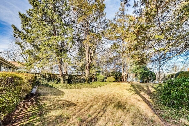 Building Photo - Spacious 3BR/2BA Rambler with Heated Sun-room and Slate Patio!