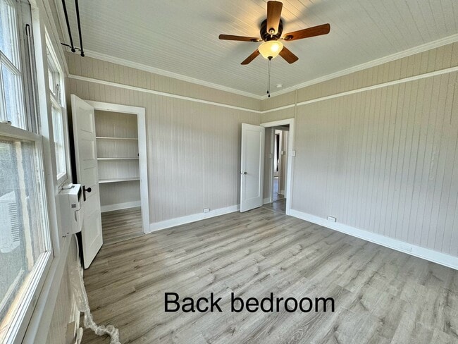 Building Photo - Charming detached single family Kaimuki 3 bdrm, 1 bath home on level lot