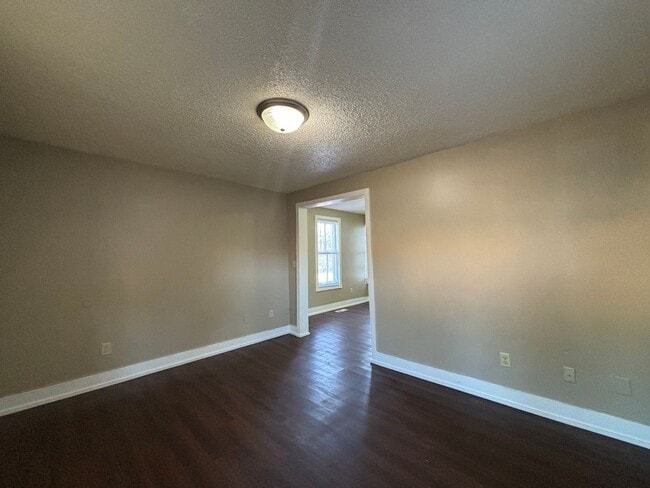 Building Photo - Great 2 bedroom plus den in a two-level ho...
