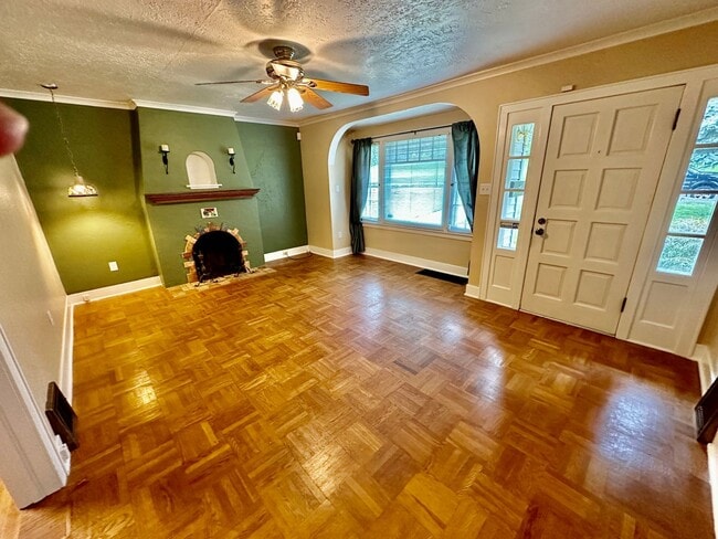 Building Photo - Charming Downriver Home