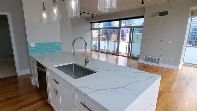 Building Photo - Amazing Views, Tons of Light and Space, an...