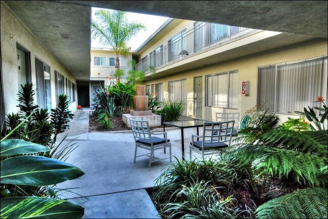 Courtyard - Mar Vista Apartments