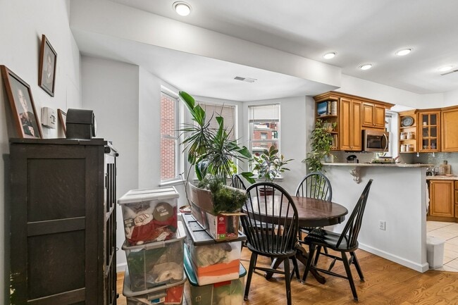 Building Photo - Well-maintained 2-bedroom, 1-bath bi-level apartment | Washington Square West