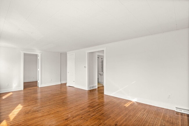 Building Photo - 827 E Wilson St