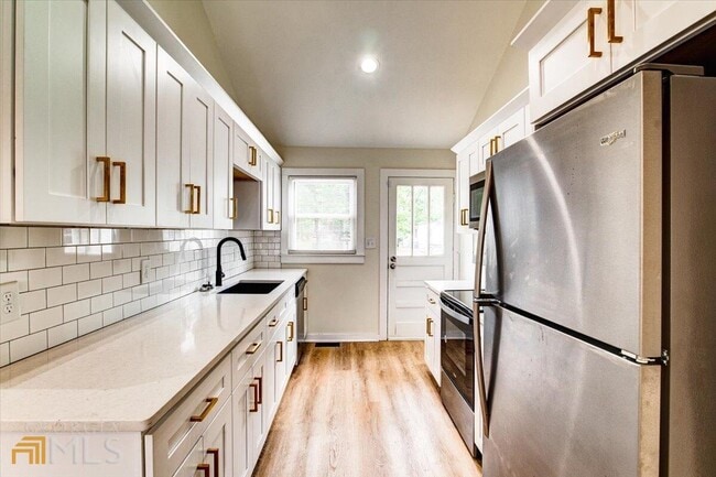 Building Photo - 196 Amy St