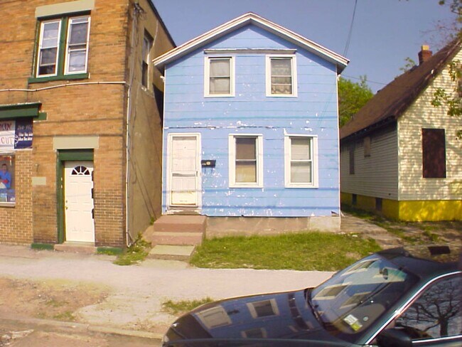 Building Photo - Two Bedroom Single Family Home!