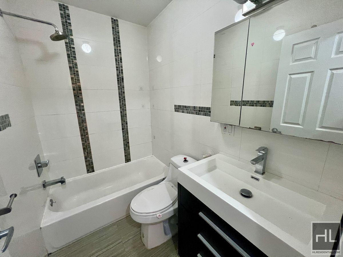 Building Photo - 2BR 1BA w/ Balcony & In Unit Laundry In Bushwick