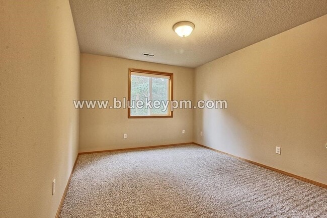 Building Photo - 3 bed 2.5 Bath Townhome in Evergreen Neigh...
