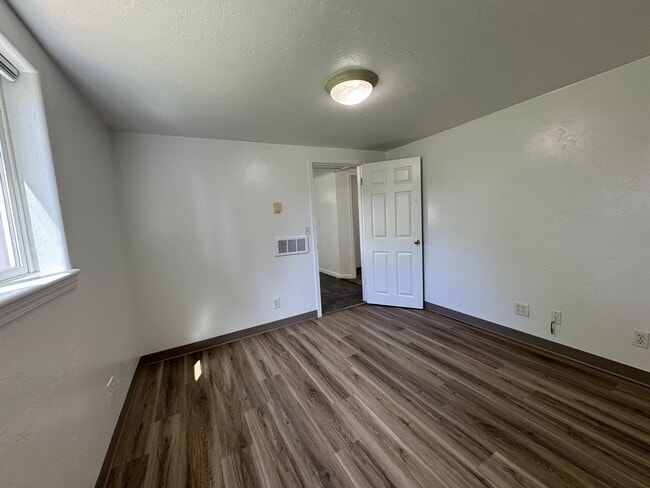 Building Photo - 3 Bedroom House off Coburg Road