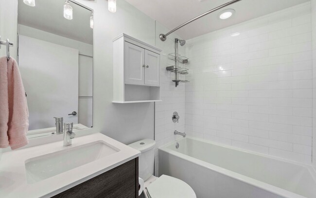 Building Photo - Three-Bedroom Townhouse on Queen Anne!!!!